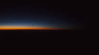 Le dégradé de l'aube au ras d'un horizon marin entièrement dégagé, du bleu nuit à l'orange, sans le moindre relief.