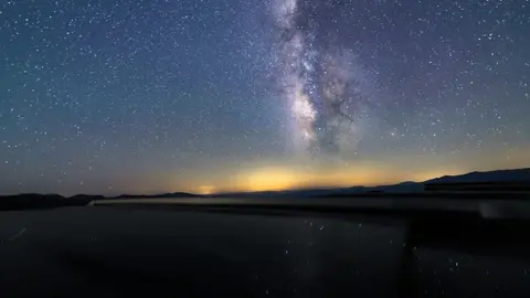 La Voie lactée dressée au-dessus de l'horizon désertique de la Vallée de la Mort, dans l'un des ciels les plus noirs du sud-ouest américain.