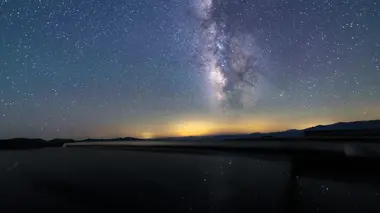 La Voie lactée dressée au-dessus de l'horizon désertique de la Vallée de la Mort, dans l'un des ciels les plus noirs du sud-ouest américain.