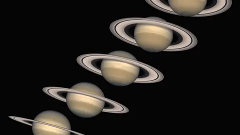 Série d'images de Saturne prises par le télescope spatial Hubble entre 1996 et 2000, montrant l'ouverture progressive des anneaux au fil de l'orbite de 29 ans de la planète.