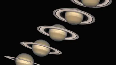 Série d'images de Saturne prises par le télescope spatial Hubble entre 1996 et 2000, montrant l'ouverture progressive des anneaux au fil de l'orbite de 29 ans de la planète.