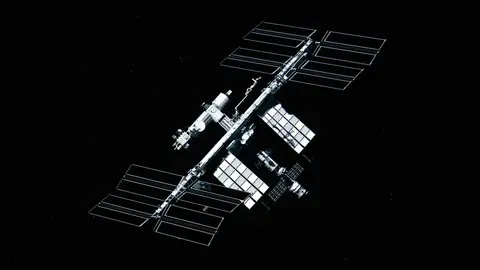 La Station spatiale internationale, ses huit panneaux solaires déployés de part et d'autre de la poutre centrale, sur fond de ciel noir.