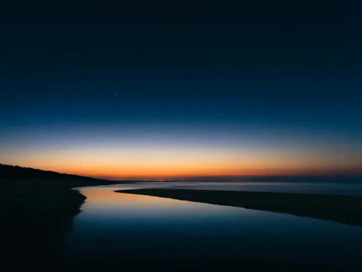 Un crépuscule calme et dégagé, la lumière déclinante sur l'horizon : l'heure où le ciel de septembre commence son programme.