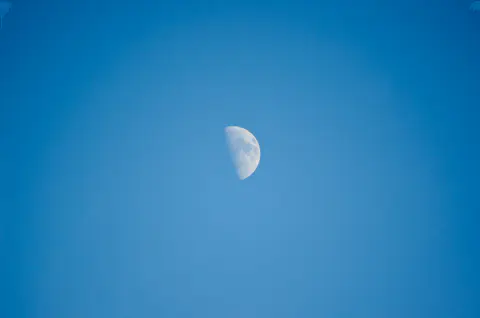 La Lune visible en plein jour dans un ciel bleu limpide : le décor exact de l'occultation de Vénus du 14 septembre 2026.