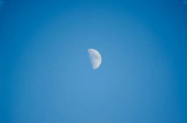 La Lune visible en plein jour dans un ciel bleu limpide : le décor exact de l'occultation de Vénus du 14 septembre 2026.