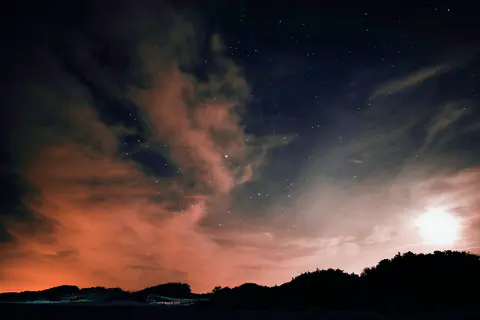 Un point brillant suspendu au-dessus de l'horizon dans le ciel du soir : la silhouette exacte de Vénus au maximum d'éclat.
